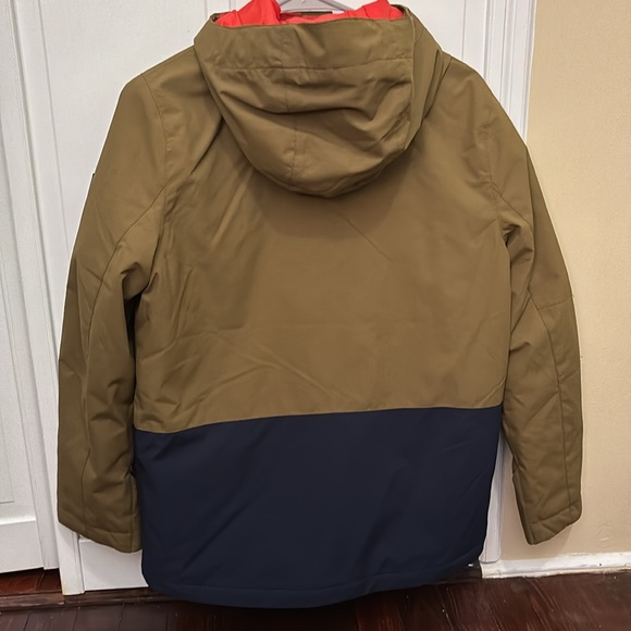 Stay warm when the snow comes in this quicksilver winter jacket - Picture 3 of 5